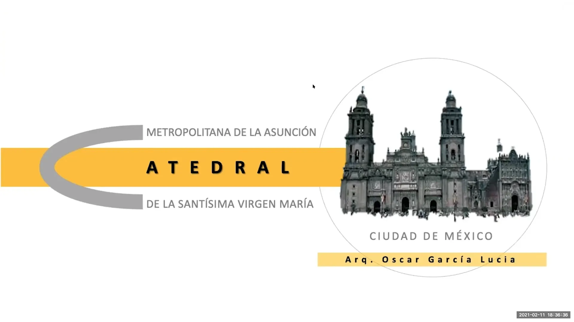 El interior de una iglesia con bancos y vidrieras