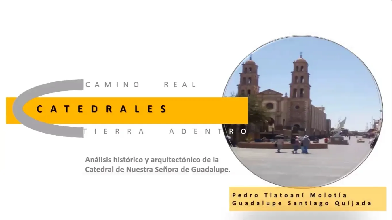El interior de una iglesia con bancos y vidrieras