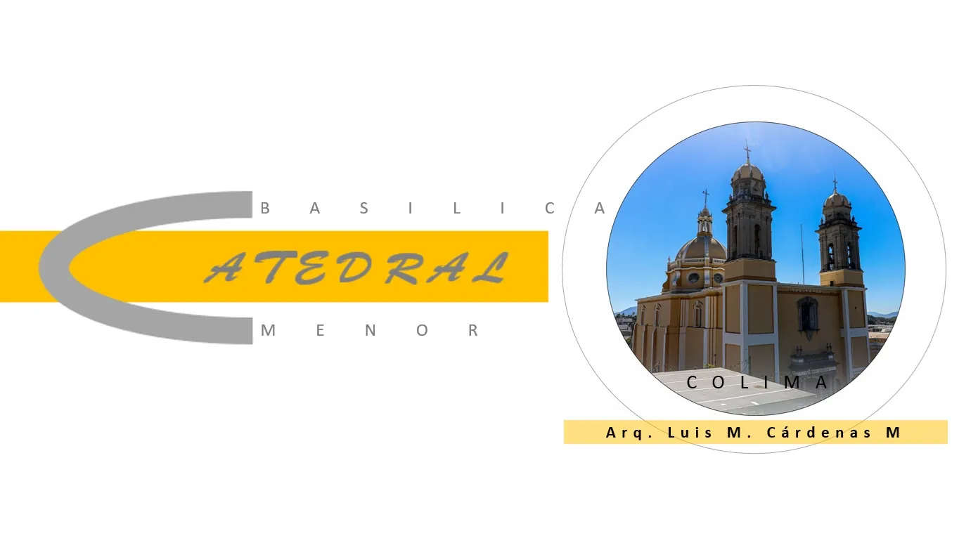 El interior de una iglesia con bancos y vidrieras