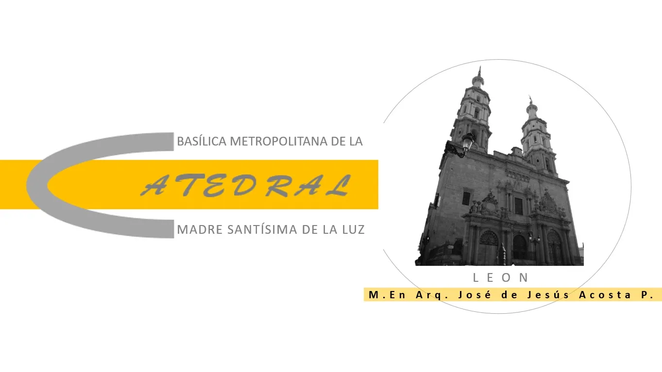El interior de una iglesia con bancos y vidrieras