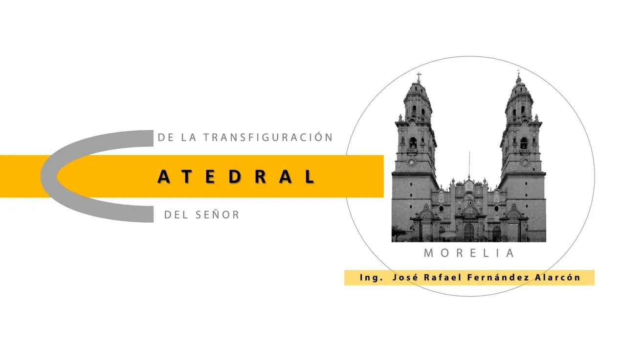 El interior de una iglesia con bancos y vidrieras