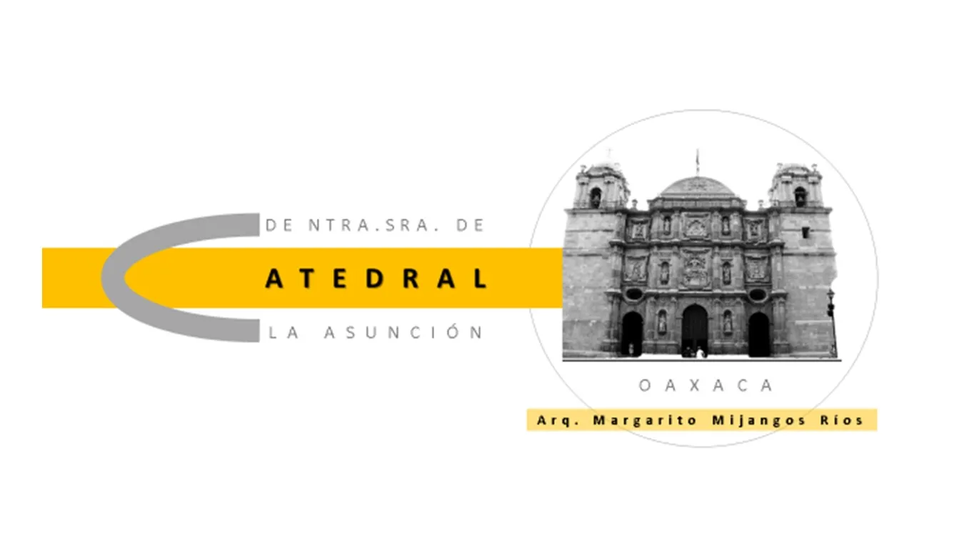 El interior de una iglesia con bancos y vidrieras