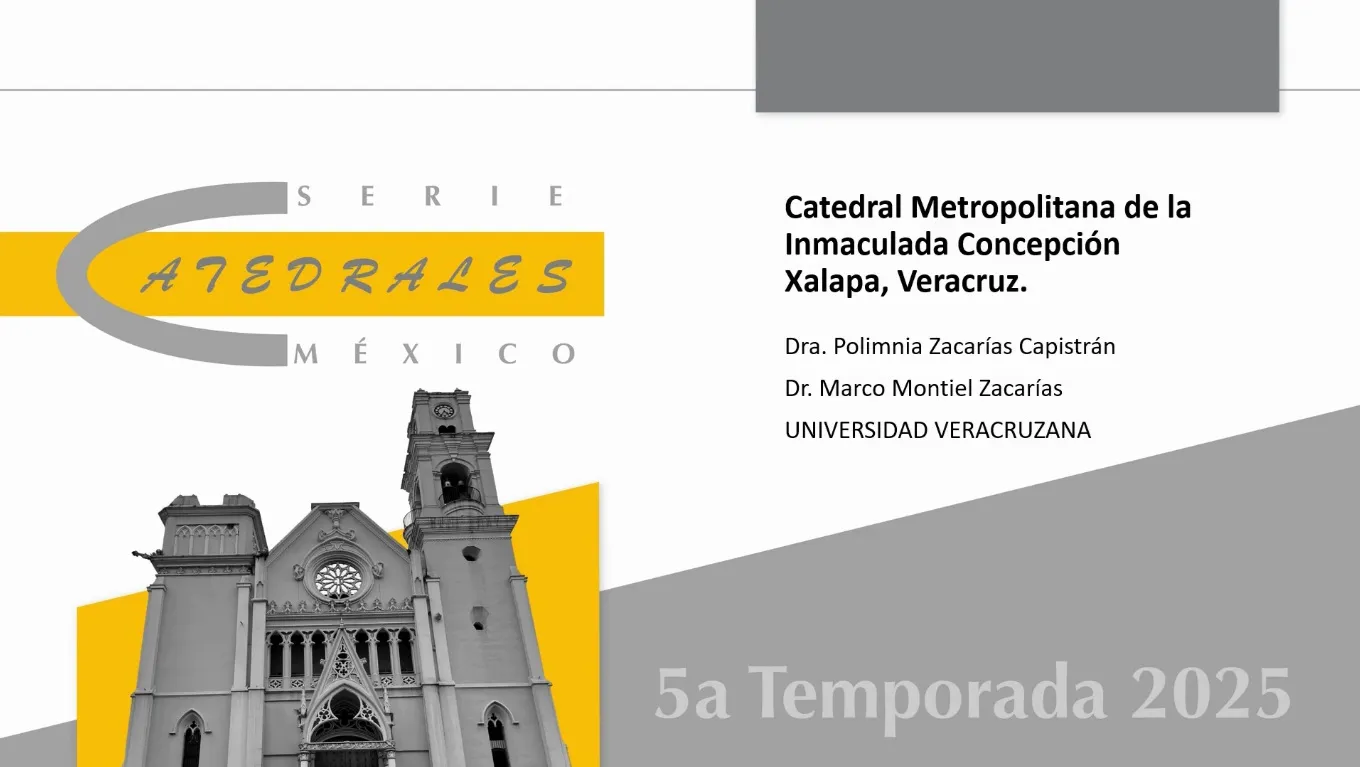 El interior de una iglesia con bancos y vidrieras